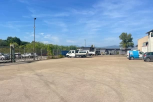 Piazzale con recinzione